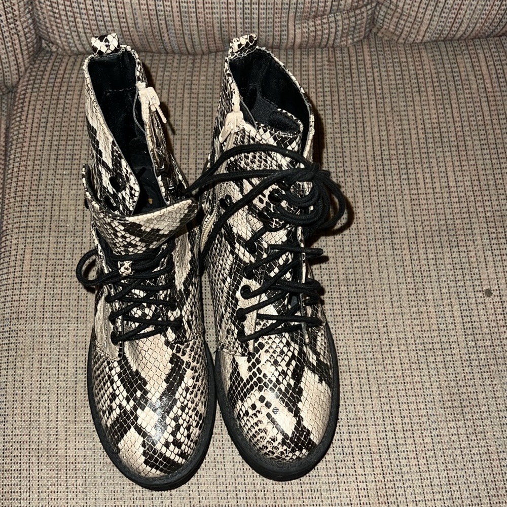 Mia boots 🥾 size 6M. Tried on . But never worn out side. No box.